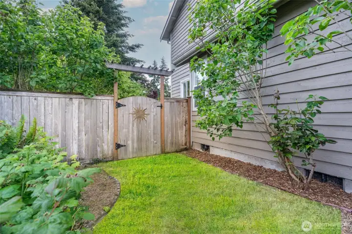 Large, wide side yard could be converted to a dog run