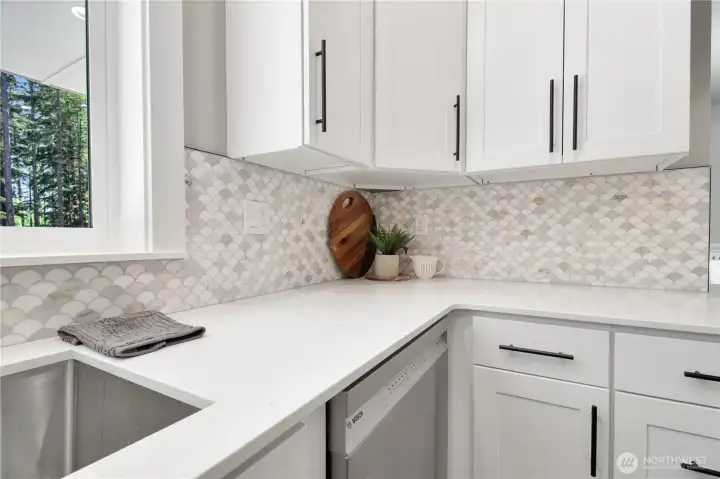 Classic space with room for a mixer, coffee maker and blender combined.