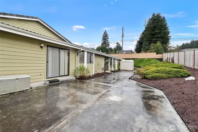 6553 Large Back Patio.