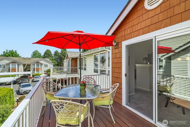 Lovely summer dining space!