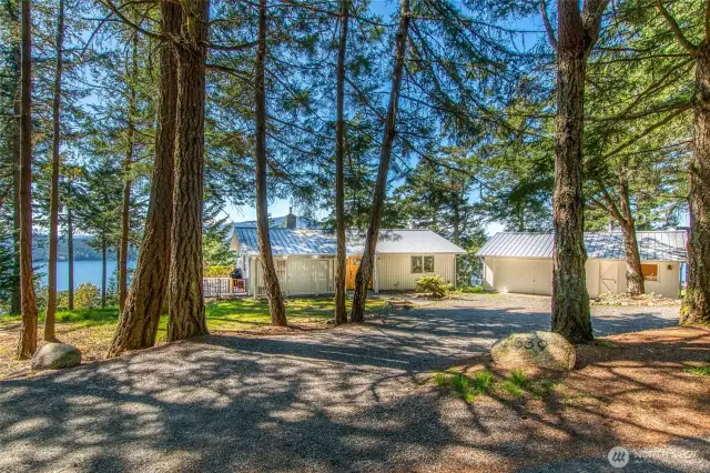 Easy approach to house with a level driveway