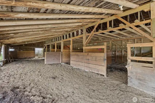 Barn w/ 5 stalls.