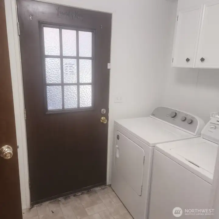 Utility room washer/dryer included