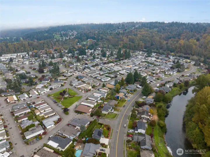 Amazing community with peek-a boo views of Mount Rainer and next to the trails along Green River. Close to shopping, entertainment and the Outlets.