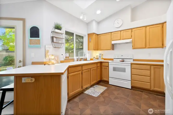 nice sized kitchen, lots of counters, cabinets and lighting