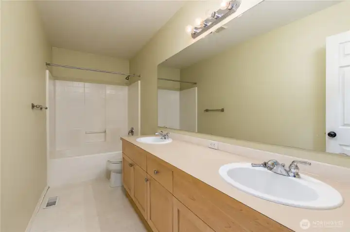 Full hall bath upstairs