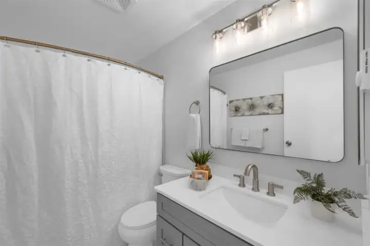 Primary en suite full bathroom.