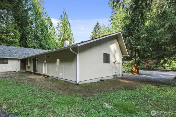 Seen from the back, this is the extra parking space on the side, and the back of the home.