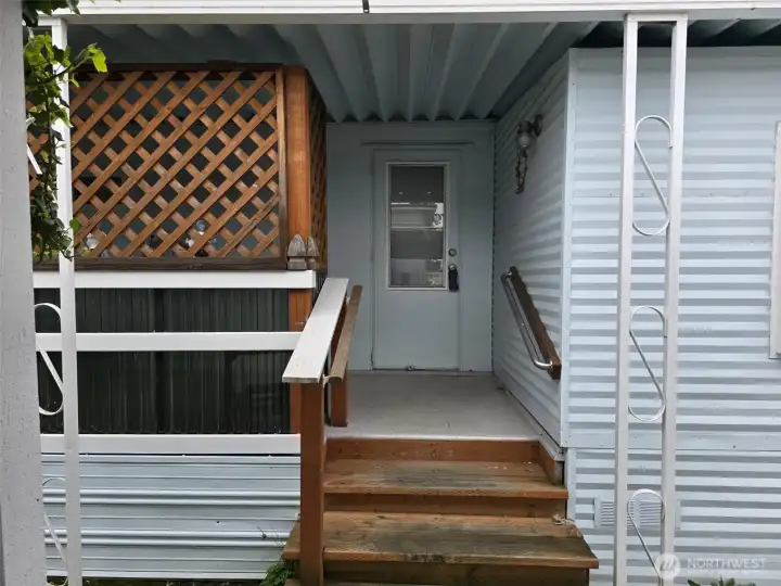 Side porch/entry