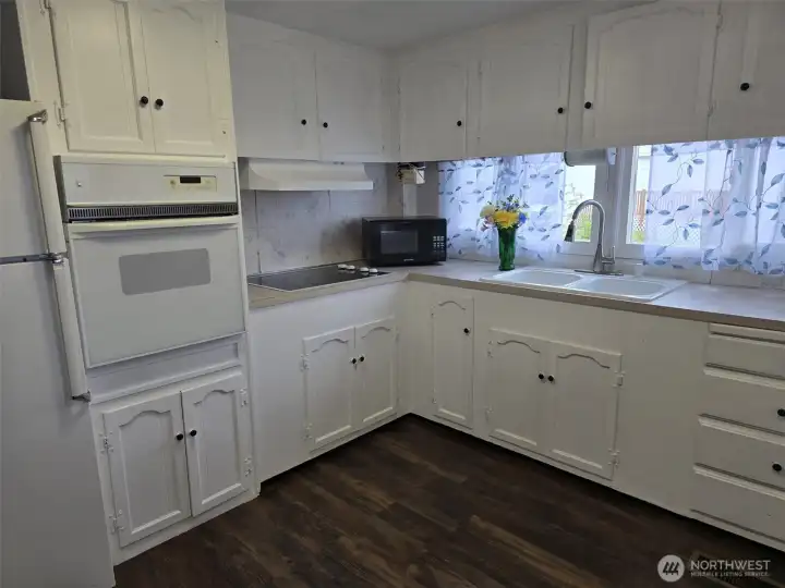 Large kitchen with Stove, cooktop and microwave, fridge