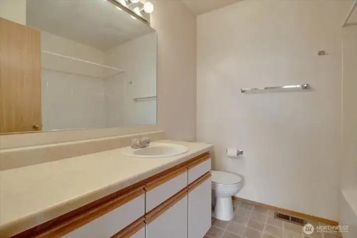 Upstairs full guest bathroom