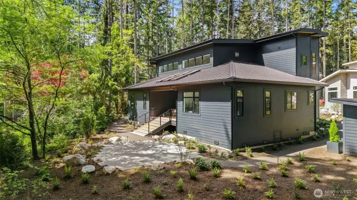Covered back deck and patio for entertaining