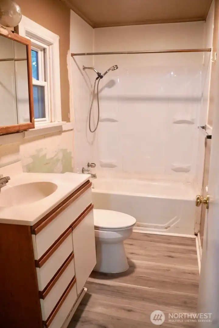 Full Bathroom Full Bathroom