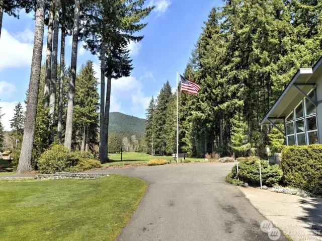 Lake Cushman 9-hole Golf Course offers discounted rates to Lake Cushman lot owners, has a clubhouse, driving range, and athletic courts.