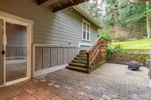 Private covered back patio/courtyard