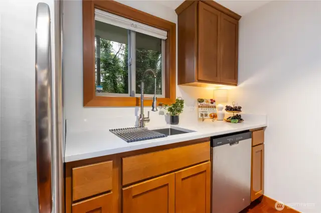 Classic clean lines, Stainless appliances