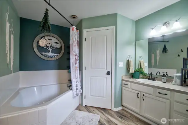 Ensuite 5 Pc Primary Bathroom
