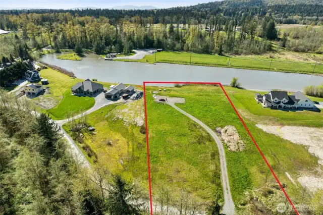 Front portion of property directly on the lake