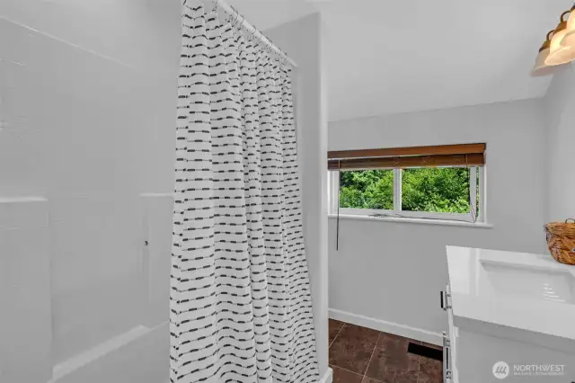 Primary En-suite bath