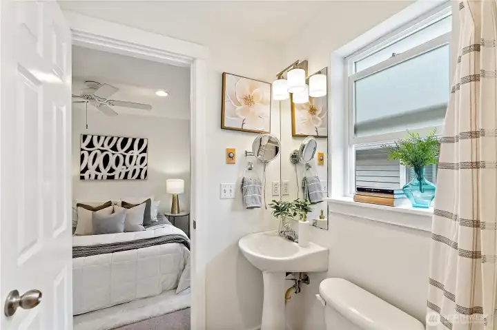 Guest suite with individual en suite bathroom