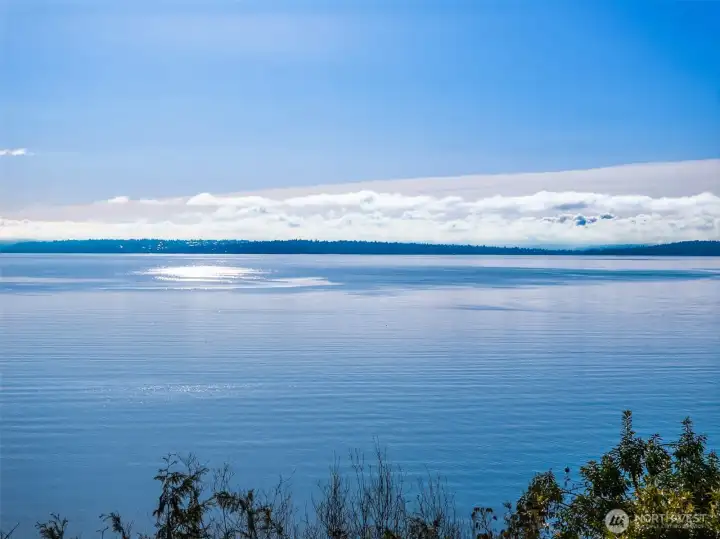 Spectacular views of Puget Sound, shipping lanes, Cascade mountain range, and Seattle city skyline!