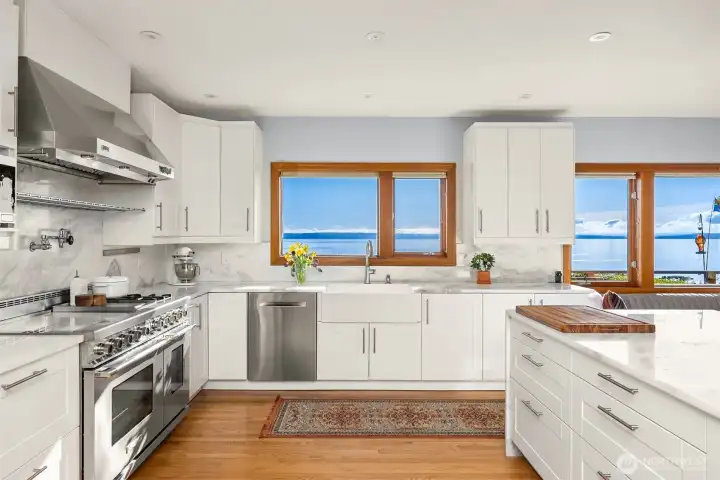 Dual fuel Rolls Royce range with 4 induction burners, 2 propane burners, and an electric grill!