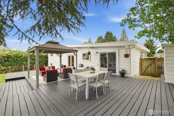 Giant deck off dining & kitchen, perfect for entertaining