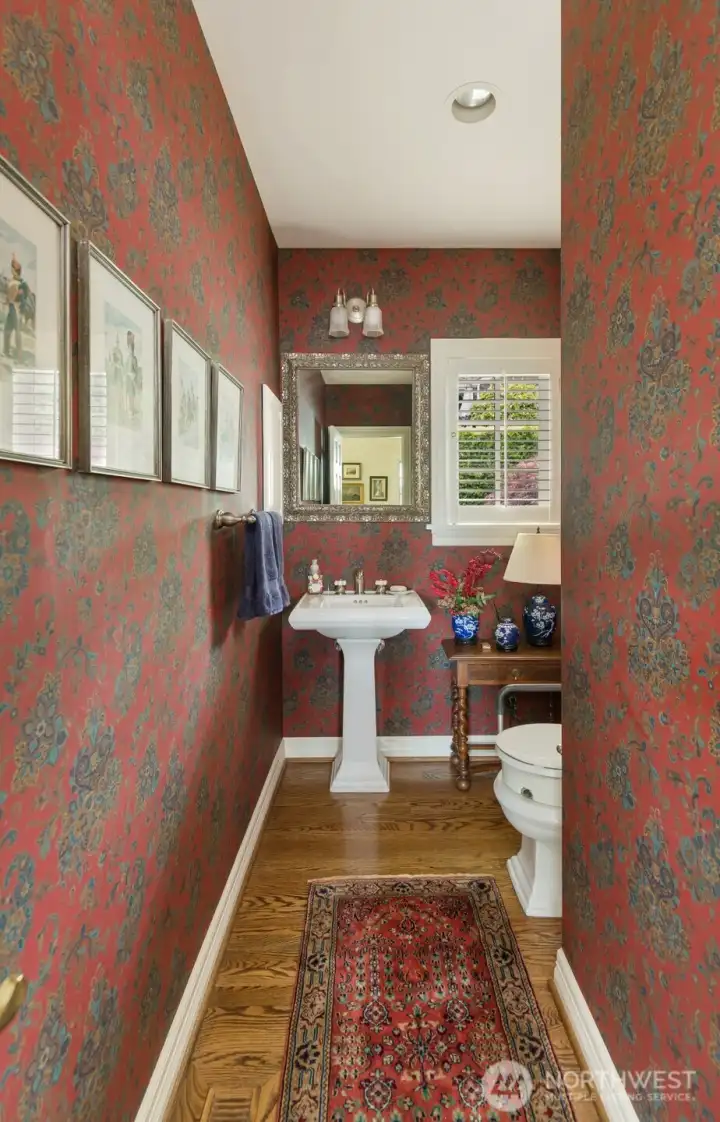 Top level 1/2 bath Top level 1/2 bath