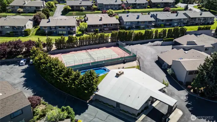 Clubhouse, Pool and Athletic Court