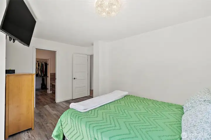 Primary Suite, en suite bathrrom and walk in closet