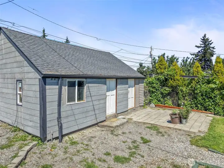 Versatile detached shop with buyer-to-verify potential.