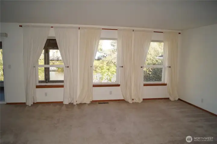 Entry to dining/living