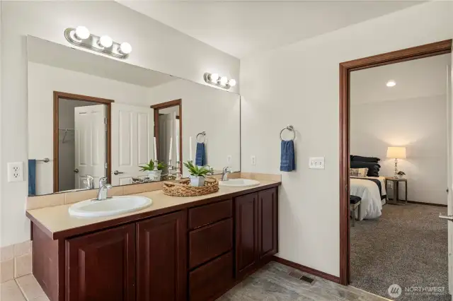 Primary bath w/Dual sink vanity