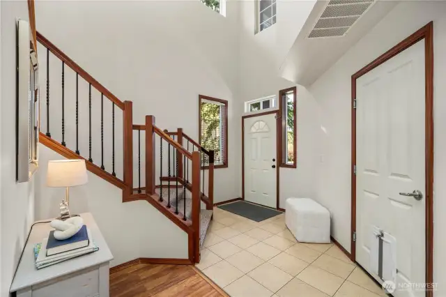 Large entry with 20ft ceilings!
