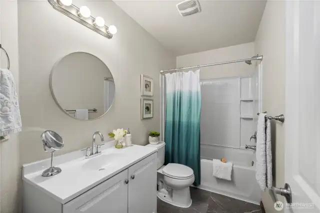 Full upstairs guest bath