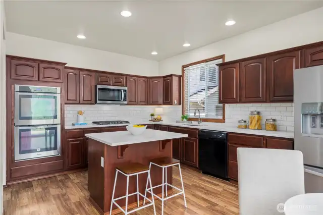 Gourmet kitchen w/Quartz countertops & breakfast-bar island