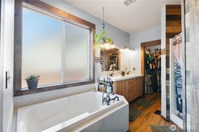 Soaking Tub in Primary Bath!