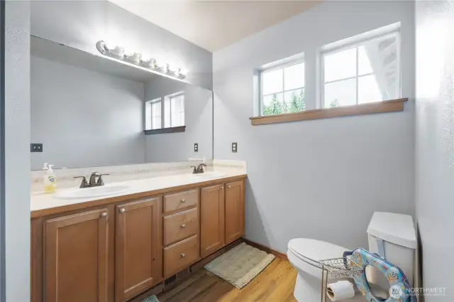 Upstairs Full Bath!