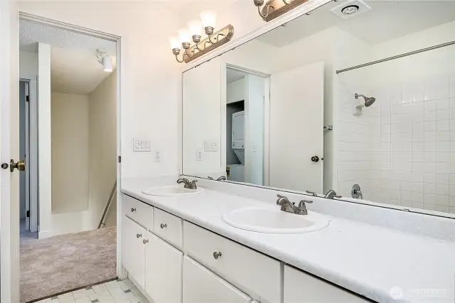 Double vanity sink