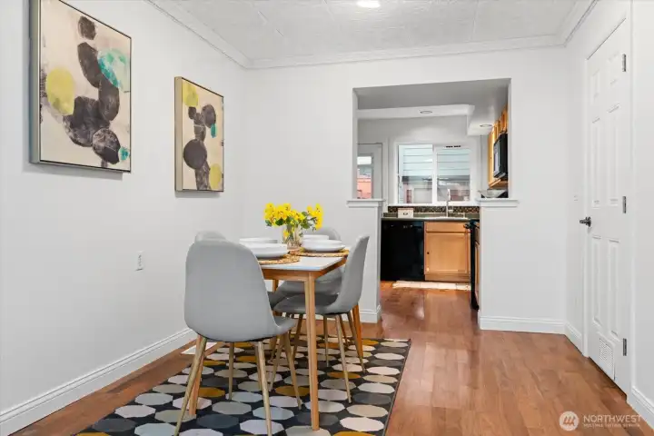 formal dining w/easy access to kitch.