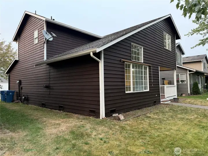Left side view, street side
