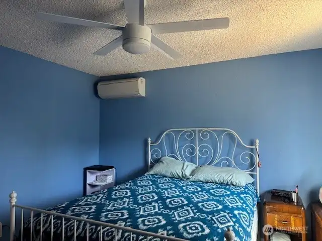 A lighted fan in the ceiling too!