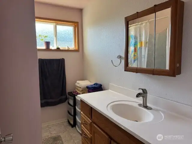 Full hallway bathroom.