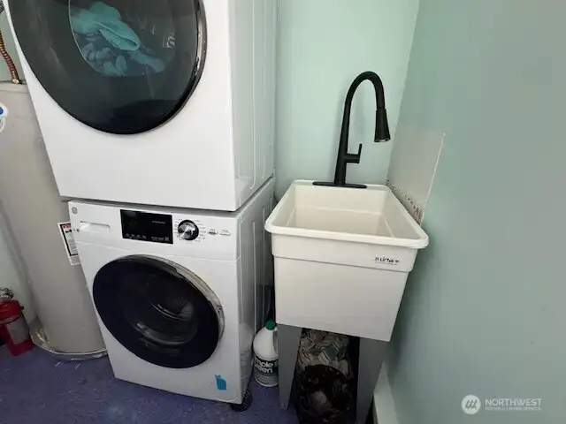 Great laundry sink with a high faucet, really convenient!