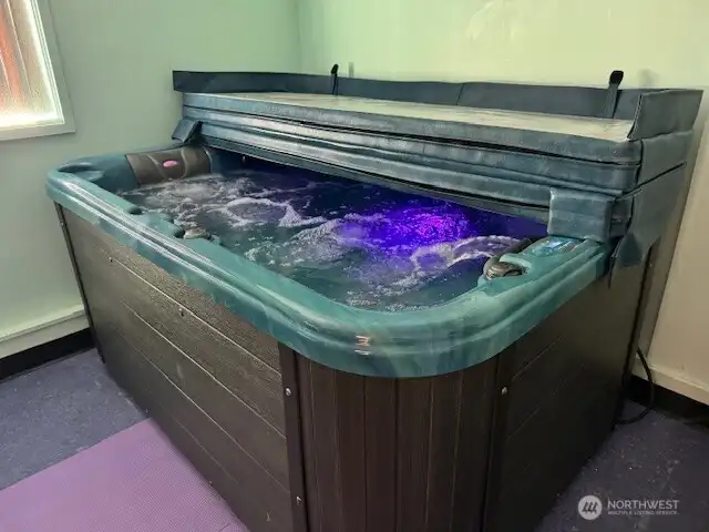 The hot tub works great and it has lights, very well maintained.