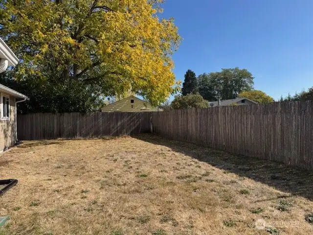 Full view of the backyard. it's been a very hot summer, but fall is here and the grass will green up with the coming rains. fully fenced back yard.