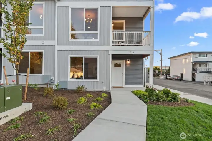 Photographs are for illustrative purposes only. Features, finishes, interior/exterior colors, landscaping and floorplan shown may vary from actual homes built.