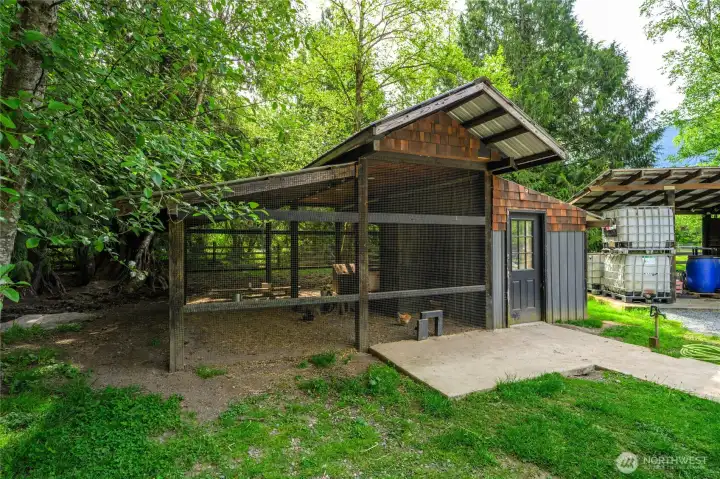 Spacious roosting and laying area  Sand base allows for easy clean  Concrete floor in roosting area  Lights and power