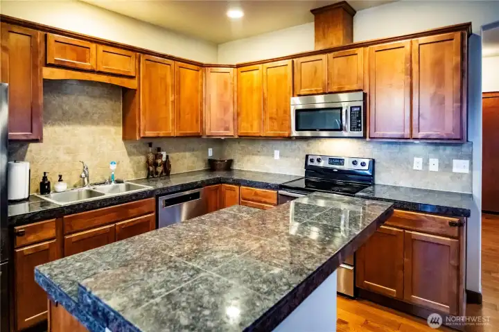 EATING BAR WITH ROOM FOR 3 BAR STOOLS