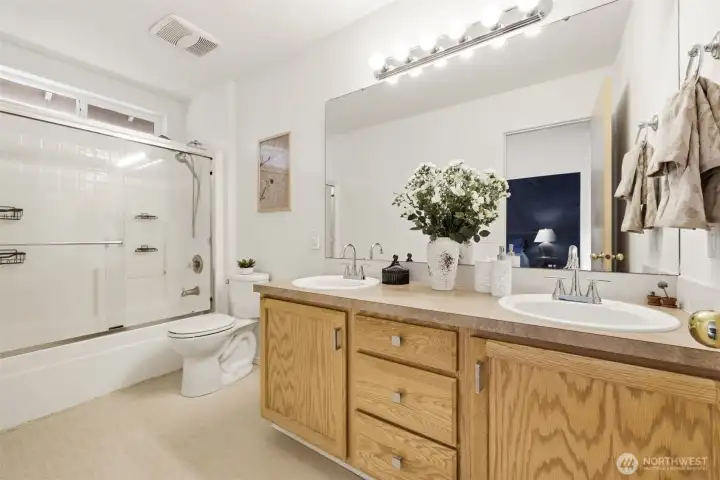 Primary en suite bath with double sinks